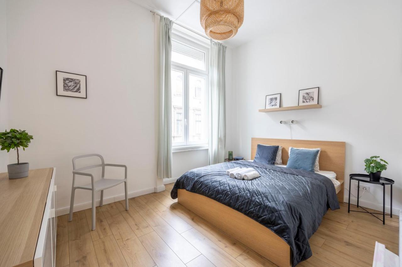Central Grand Apartment With 5Bedrm 2Bathroom Budapest Exteriör bild