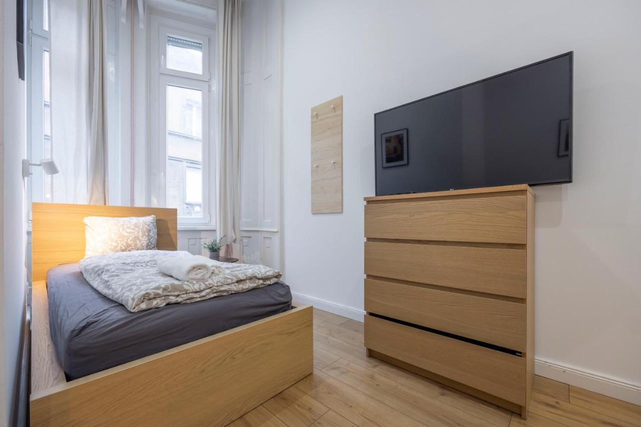 Central Grand Apartment With 5Bedrm 2Bathroom Budapest Exteriör bild
