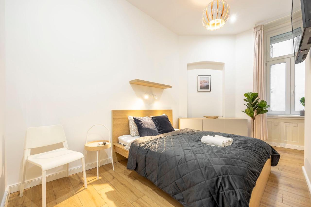 Central Grand Apartment With 5Bedrm 2Bathroom Budapest Exteriör bild