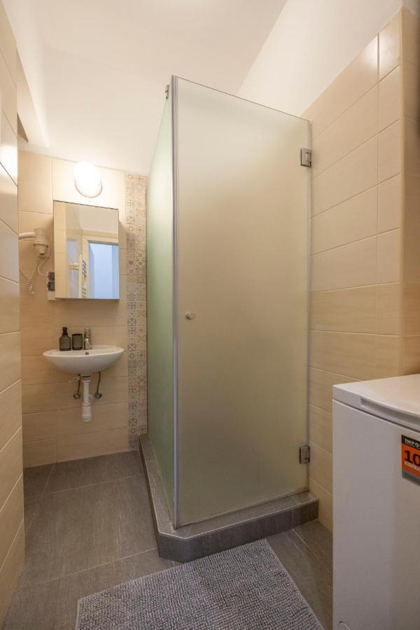 Central Grand Apartment With 5Bedrm 2Bathroom Budapest Exteriör bild