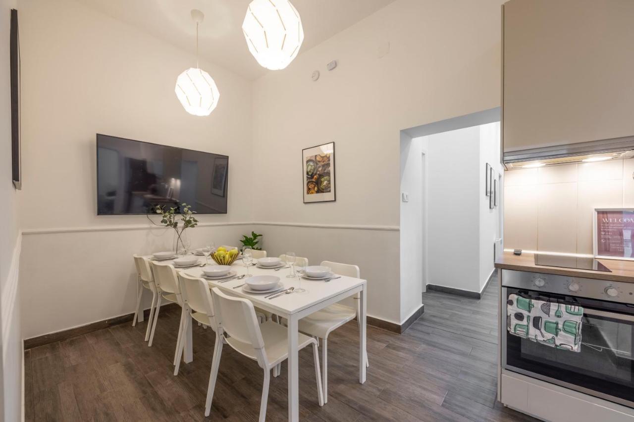 Central Grand Apartment With 5Bedrm 2Bathroom Budapest Exteriör bild