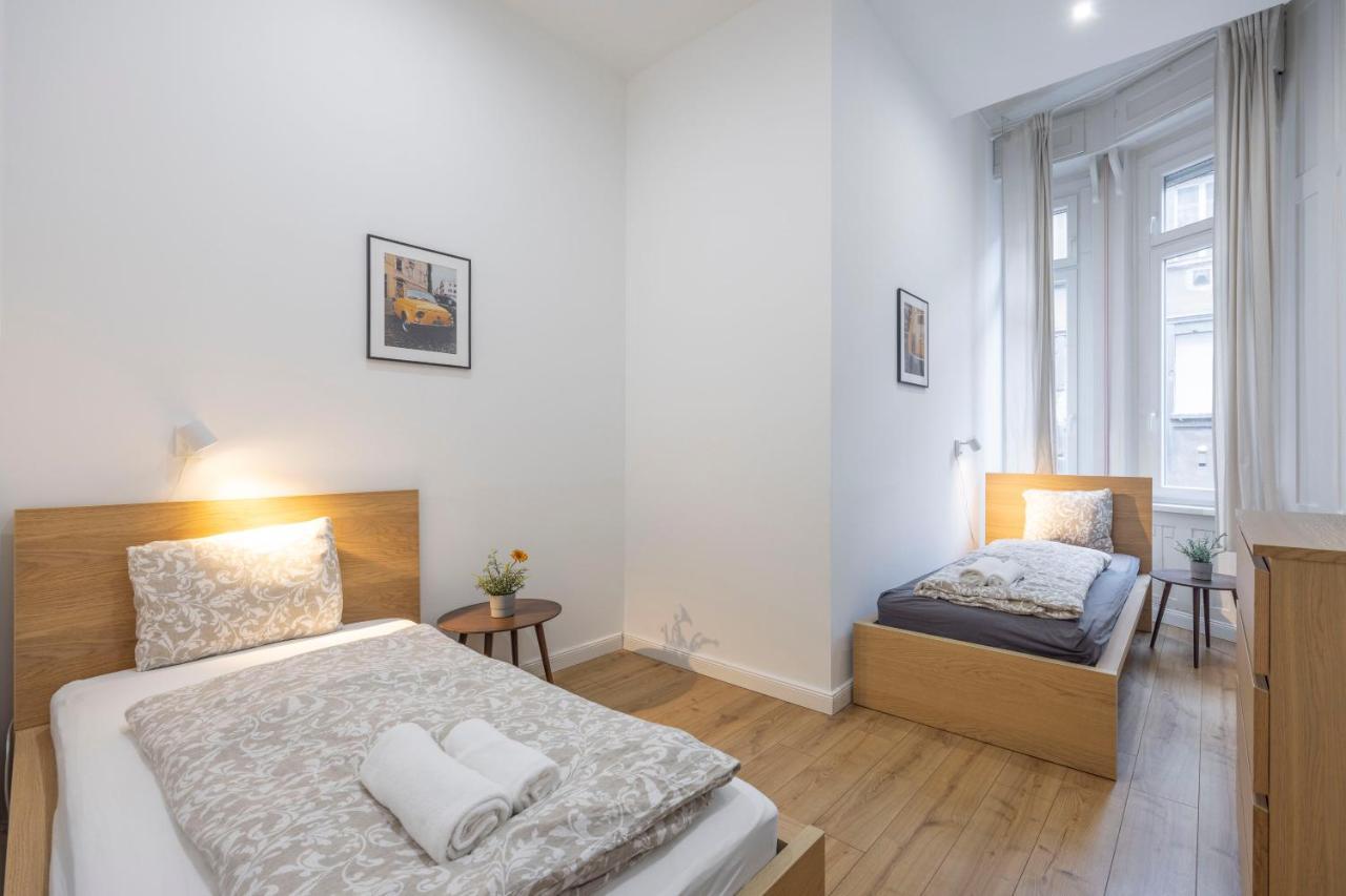 Central Grand Apartment With 5Bedrm 2Bathroom Budapest Exteriör bild