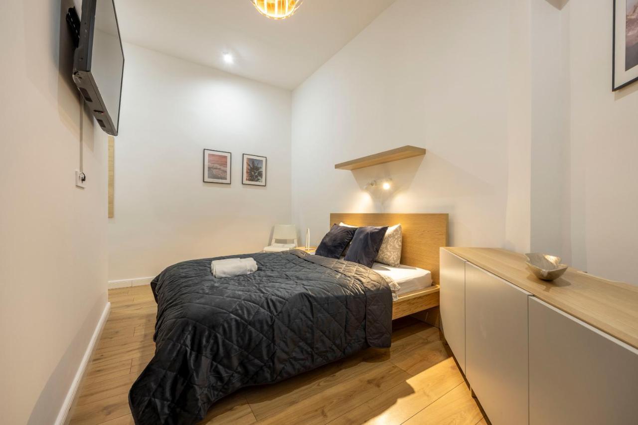 Central Grand Apartment With 5Bedrm 2Bathroom Budapest Exteriör bild