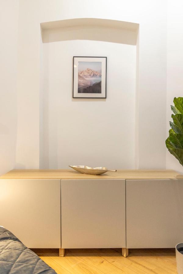 Central Grand Apartment With 5Bedrm 2Bathroom Budapest Exteriör bild